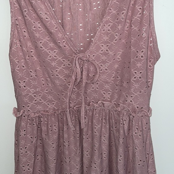 Mauve tank top with tie bow in front and ruffle. - Picture 2 of 4